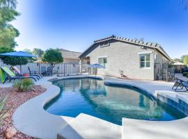 Charming Gilbert Home with Patio and Putting Green!，位于Queen Creek的酒店