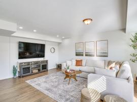 Stylish Orem Retreat with Deck, Near BYU and UVU!，位于奥勒姆的酒店