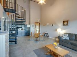 Del Norte Apartment with Loft Walk to Downtown!，位于Del Norte的酒店