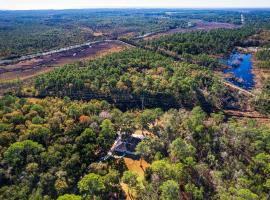 Tranquil Coden Retreat 10 Mi to Dauphin Island!，位于Coden的酒店