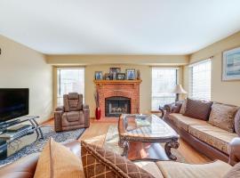 Hanover Park Townhome with Grill 36 Mi to Chicago!，位于Hanover Park的度假屋