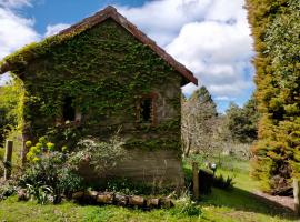 Hideaway Farmlet Romantic Cottage with Miniature Goats，位于彭古因的农家乐