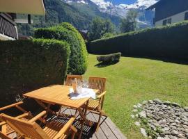 Chamonix Garden Flat with a View of Mont-Blanc，位于夏蒙尼-勃朗峰的低价酒店