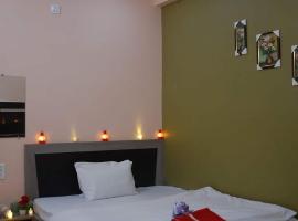 Hotel Adarsh Palace，位于Maheshwar的酒店