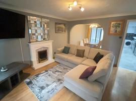 Cosy 4 bedroom holiday let Stevenage 22mins from London on the train，位于斯蒂夫尼奇的度假屋