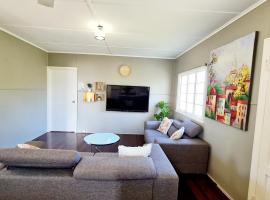 Entire 3 bedroom house 2000 m2 - 5 mins WALK to Torquay Beach, Hervey Bay，位于赫维湾的酒店