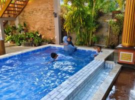 Arrys Watukarung Surfcamp，位于Kalak的海滩短租房