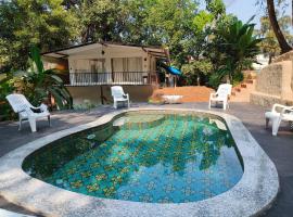 Greek "Jungle Villa", Thalassa Road, Standing alone 3bhk villa with pool，位于西奥利姆的度假屋