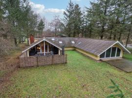 Lovely Home In Aakirkeby With Kitchen，位于维斯特索马肯的乡村别墅