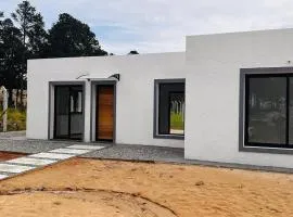 CASA moderna en la floresta a 5 minutos de Punta Ballena