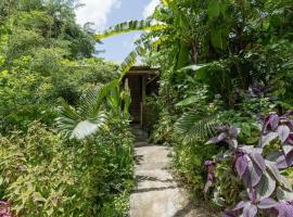 Adorable, Cosy Wooden Bauhinia Cottage，位于罗索的酒店