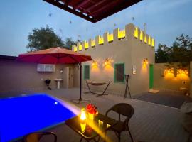 Al Bait resort with private swimming pools -HRS stables，位于Al Ḩamrānīyah的酒店