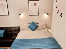 Stylish Apartment, self check-in, Ideal 4 Contractors, 25mins to Gatwick Airport