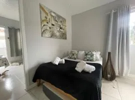 Moderno apartamento centrico a 5' da praia com 1 quarto