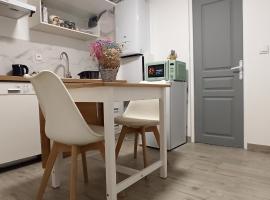 Appartement au rez-de-chaussée avec jardin privé，位于Margny-lès-Compiègne的酒店