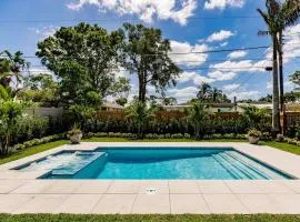 Naples Beach Retreat Bike to Beach! 4 Bed 2 Bath