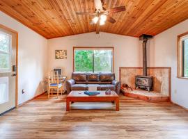Petite Chalet with deck near Loch Lomond!，位于Kelseyville的酒店