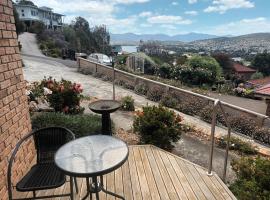 Front apartment in Howrah with stunning views，位于Howrah的酒店
