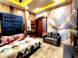 Luxury Family Suite Homestay in Vrindavan with Lobby, Balcony, Kitchen, Washing Machine - Free Wifi, No Parking，位于范兰德凡的民宿