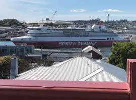 Mersey River Cottage ( cir 1888) Central location with Amazing Ocean and Habour Views.