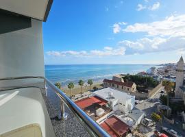 Dios Ponte Finikoudes Beachfront Duplex Penthouse，位于拉纳卡的乡村别墅