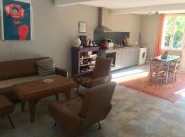 Studio avec jardin，位于Coufouleux的酒店
