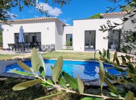 Villa neuve de standing au calme，位于索米耶尔的带泳池的酒店