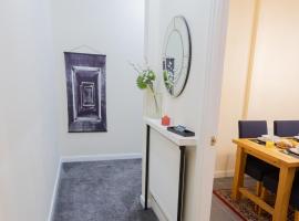 Horley 2 Bed Apt close to Gatwick Airport，位于霍利的酒店