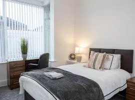 Charming 4-Bed Guest House in Salford