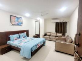 Terrace Party House with Bedroom,Kitchen and playarea，位于Secunderabad的酒店