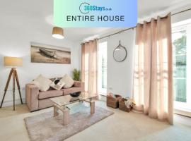 Foxherne 5BDR 3BA Serviced House with Parking - Slough By 360Stays，位于斯劳的乡村别墅