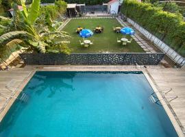 GoBravo 12- Vansh 4BHK Farm with Pool & Garden Sector 135 Noida，位于诺伊达的度假屋