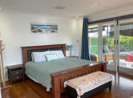 Zen Escape Guest House- Romantic Escape, Cozy Delight, Oasis Suite，位于布里斯班的酒店