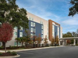 SpringHill Suites By Marriott Charleston Airport & Convention Center，位于查尔斯顿绿荫园高尔夫球场附近的酒店