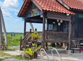 Kampung Cheq Homestay - Private Pool, Free Wifi, Netflix，位于Penaga的酒店
