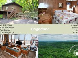 Brigadoon - Pet Friendly, Wifi, Pool Access, King Bed, Hiking, Wood Stove, Family Friendly, Deck，位于伯克利斯普林斯的酒店