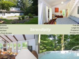 Serendipity -- Hot Tub - Pet Friendly - Fire Pit - Grill - Porch - Deck - Wifi - Pool Access - Games，位于伯克利斯普林斯的酒店