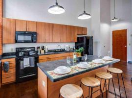 NY Style Centric Loft with King Bed by Park av，位于罗切斯特的酒店