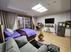 Condo in Clark Pampanga beside Hilton Hotel and Casino，位于Fort Stotsenburg的公寓式酒店