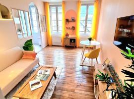 Chez Alba - terrasse, local à vélos et parking au centre historique，位于托内尔的酒店