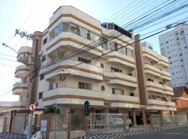 Linda Cobertura duplex compartilhada a duas quadras do mar，位于伊塔佩马的酒店