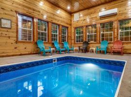 Grizzly Bears Resort - Large Luxury Cabin with Indoor Pool, Hot Tub, Theater, King Beds, Sleeps 16 in heart of Pigeon Forge，位于鸽子谷的别墅