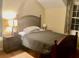 B1 A private room in Naperville downtown with desk and Wi-Fi near everything，位于内珀维尔的家庭/亲子酒店