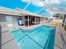 Manatee Oasis Weeki Wachee Family Fun Pool Home，位于春丘的酒店
