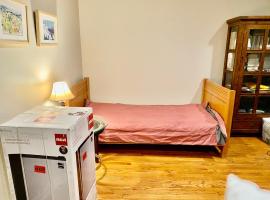 B4 A private room in Naperville downtown with desk and Wi-Fi near everything，位于内珀维尔的家庭/亲子酒店