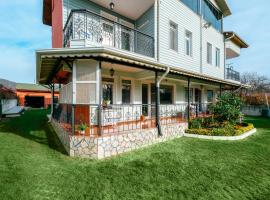 House with Garden and Balcony in Kartepe，位于伊兹密特的乡村别墅