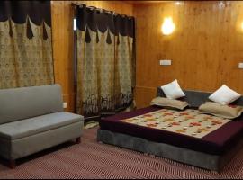 Sheraz Guest House Ziran Gulmarg，位于古尔马尔格的旅馆