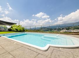 Villa Girandola with private, heated pool，位于卢加诺的度假屋
