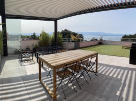 IMMODREAMS - L'Attik with lake views and 80m2 terrace，位于埃维昂莱班的度假短租房