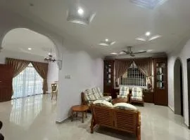 Muar 6 Bedrooms Semi-D With Security Guard Homestay 15-20pax